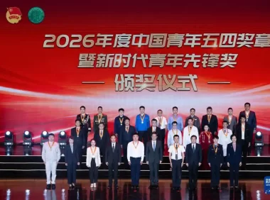 青春的底色是奋斗