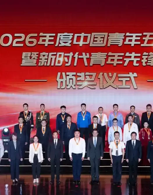 青春的底色是奋斗